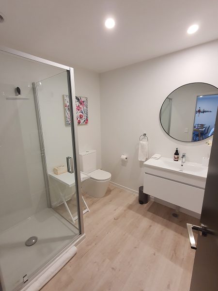 ultimate stays 2 bed holiday apartment in heart of queenstown, views of the bathroom